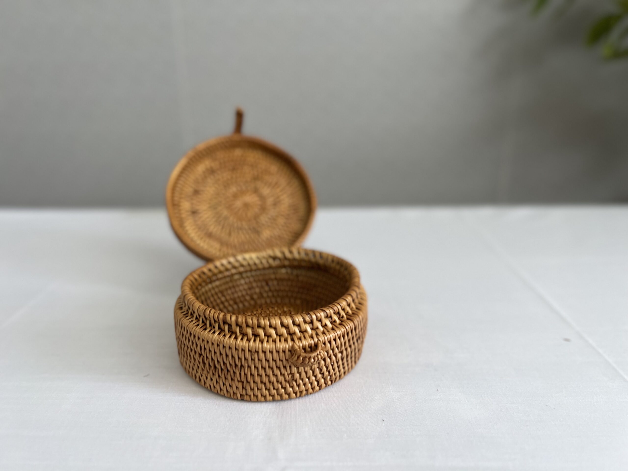 小物やお菓子入れに！蓋つき丸いアタ容器（小）